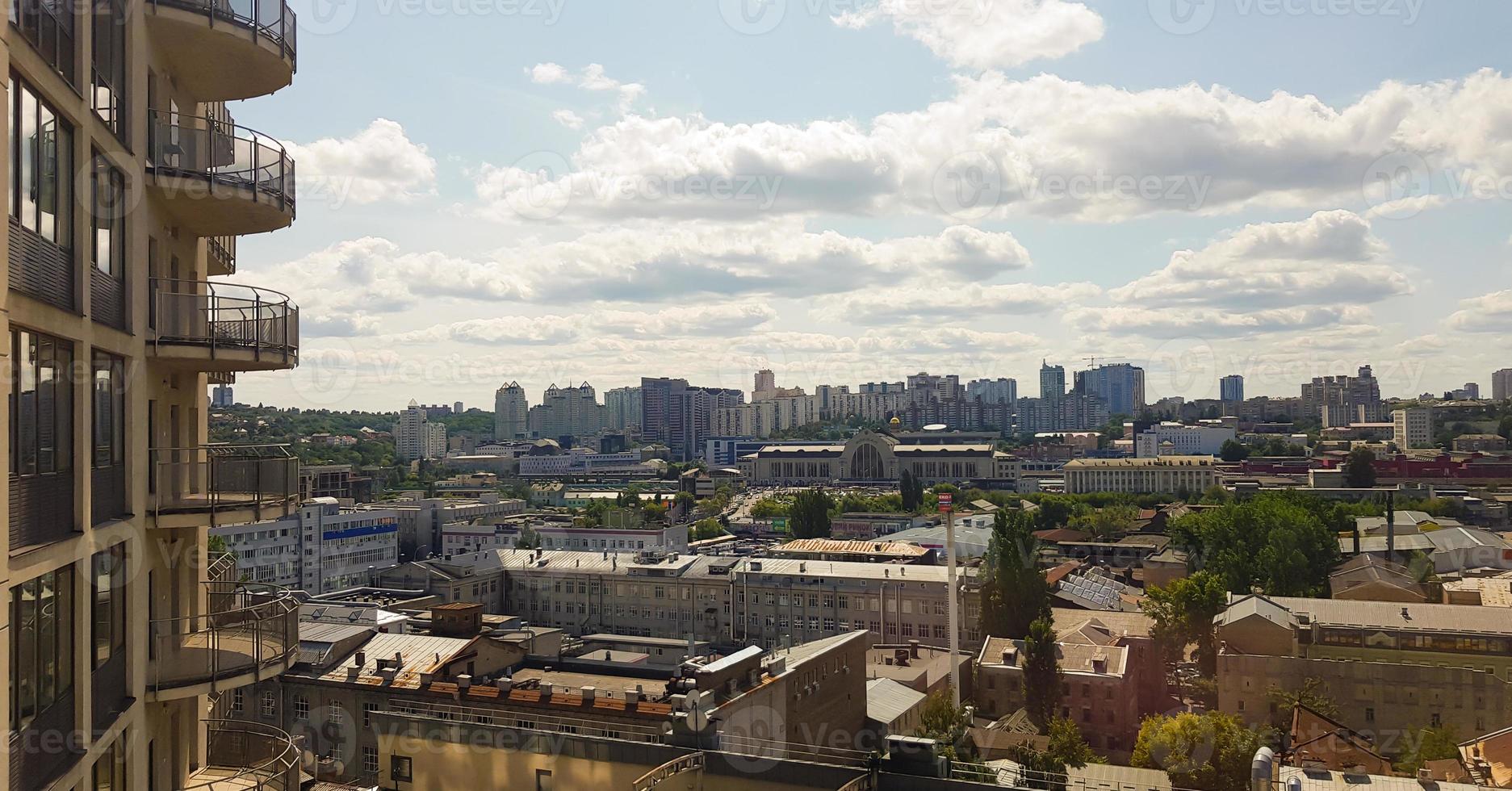 luchtfoto van de regio kiev met een modern stadsgebouw vermengd met historisch, prachtig licht op het gouden uur. skyline van de stad van kiev stad vanaf de vlucht van een vogel. achtergrond afbeelding. foto