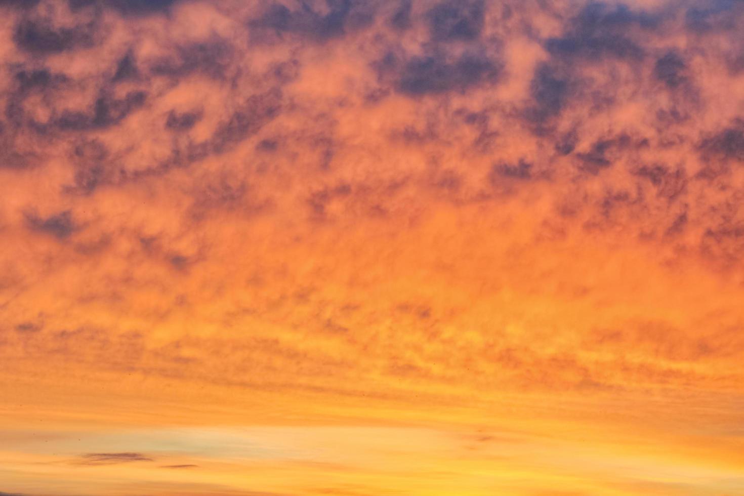 mooie kleurrijke zonsondergang met wolken ergens in denemarken. foto