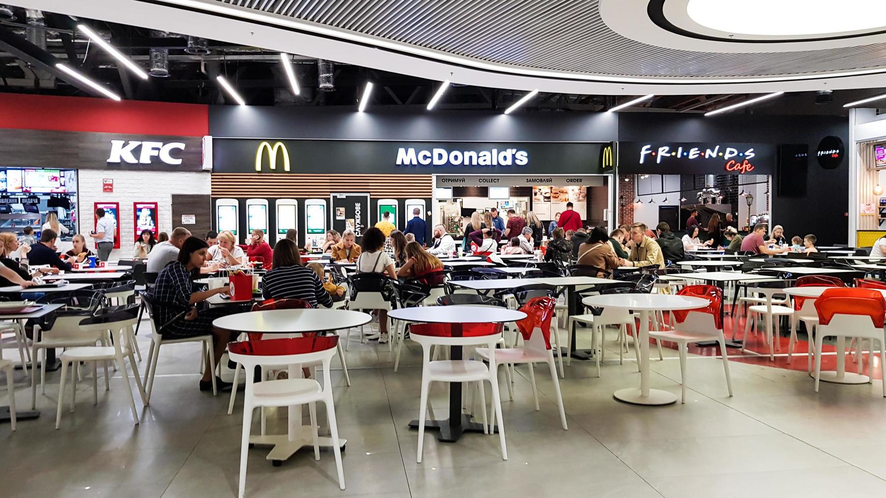 oekraïne, kiev - 06 maart 2020. fastfoodgebied met mensen in een winkel- en uitgaanscentrum. mcdonalds en kfc. bezoekers en gasten van het café eten fastfood aan tafels in het restaurant. foto