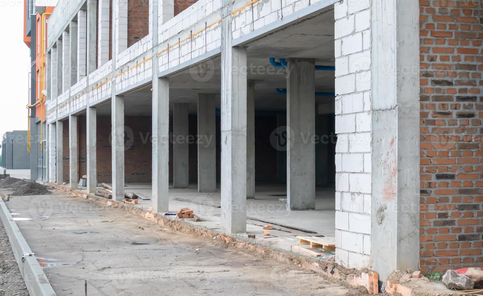 voornamelijk voor winkels, kantoren en bedrijfsruimten. verkoop en verhuur van onroerend goed in het referentiegebouw. het appartement is op de begane grond. foto