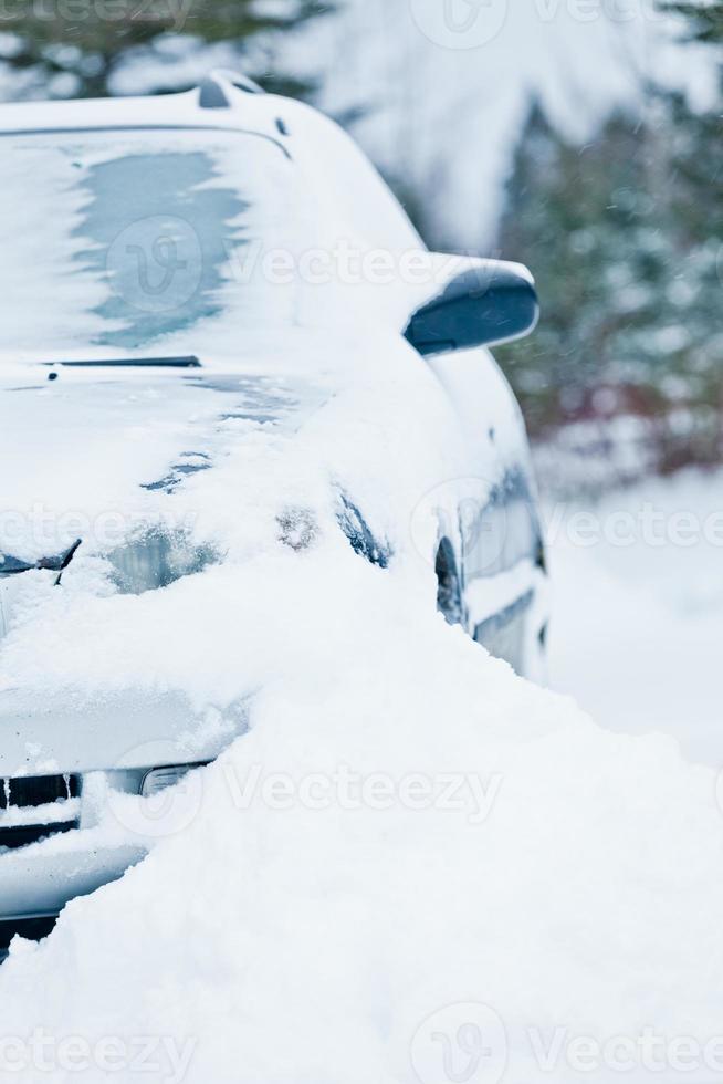 auto vast na een sneeuwstorm foto