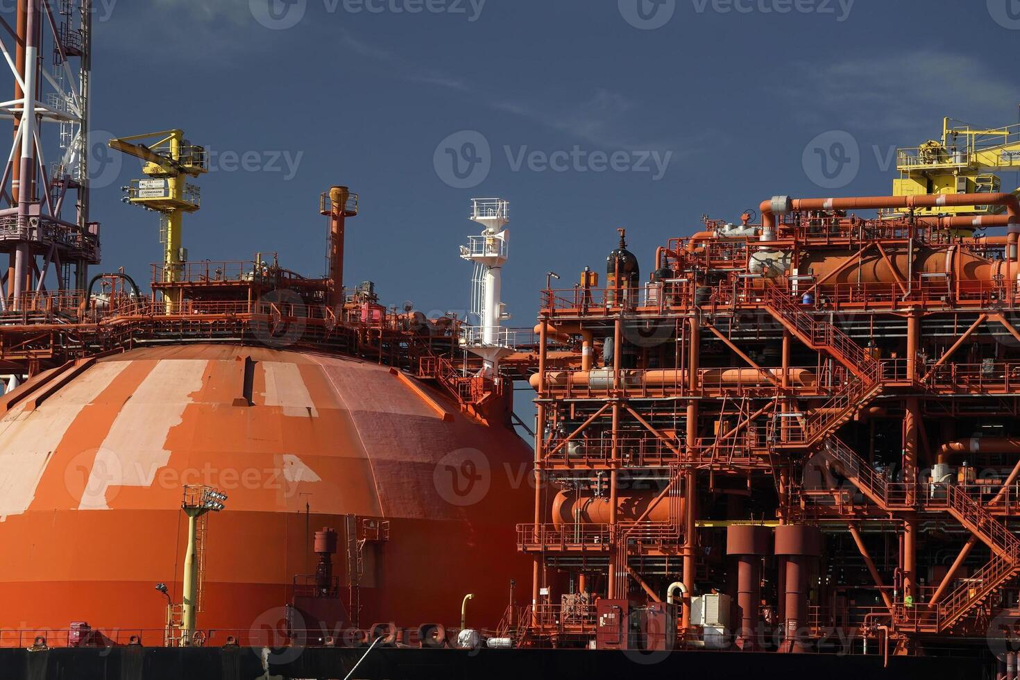 hervergasser schip lng vloeibaar gemaakt natuurlijk gas- tanker verankerd in Genua haven, Italië foto