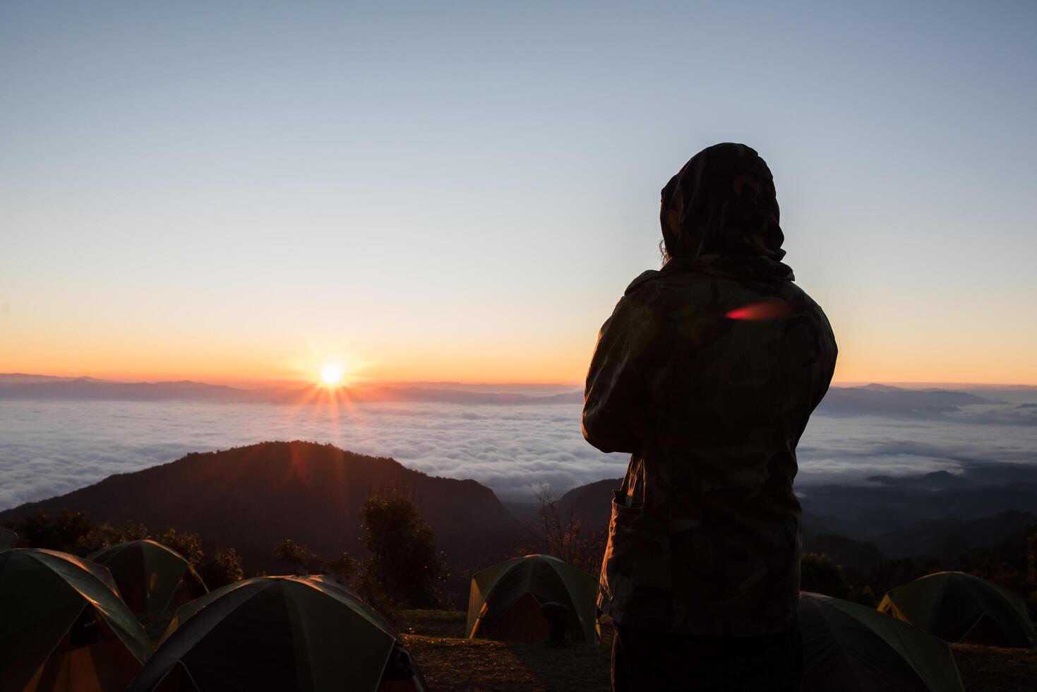 vrouw wakker ontspannen in de ochtend op de berg foto