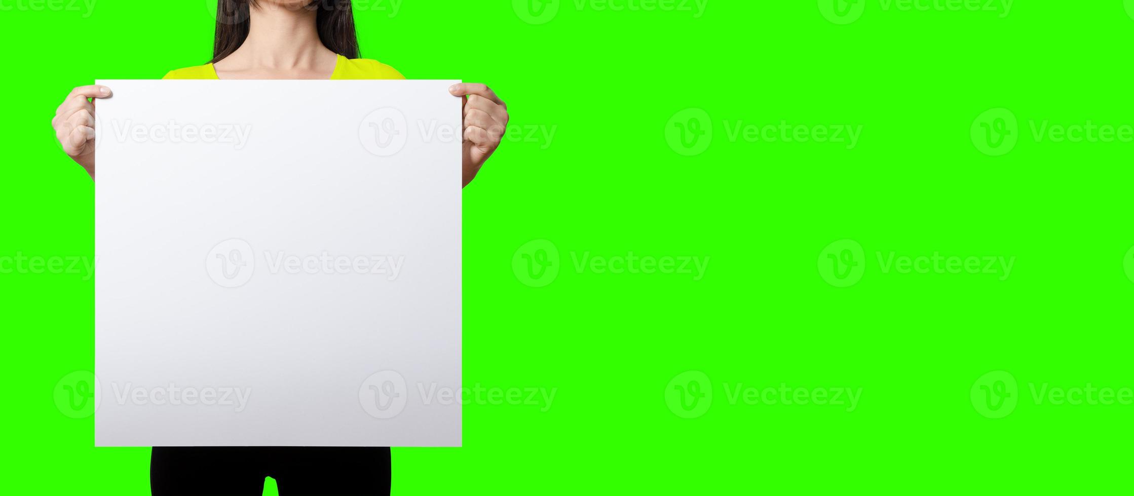 mooie vrouw met leeg bord op groen schermachtergrond. geschikt voor uw elementproject. kopieerruimte voor tekst toegevoegd. foto
