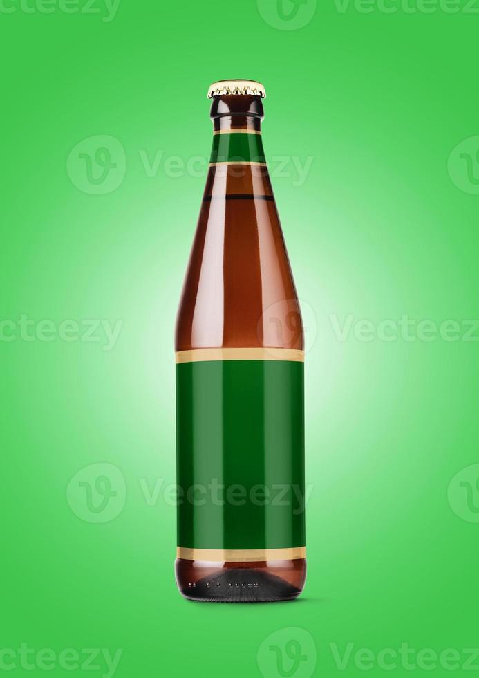 bierflesmodel met blanco label op groene achtergrond. Oktoberfest-concept. foto