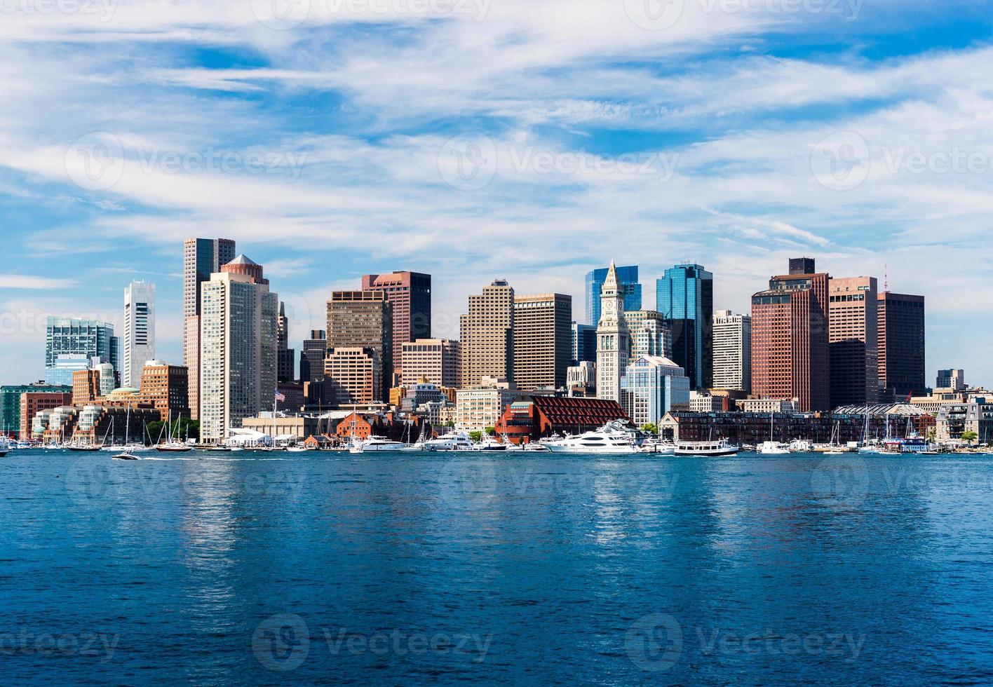 panoramisch uitzicht op de skyline van boston, uitzicht vanaf de haven, wolkenkrabbers in het centrum van boston, stadsgezicht van de hoofdstad van massachusetts, usa foto