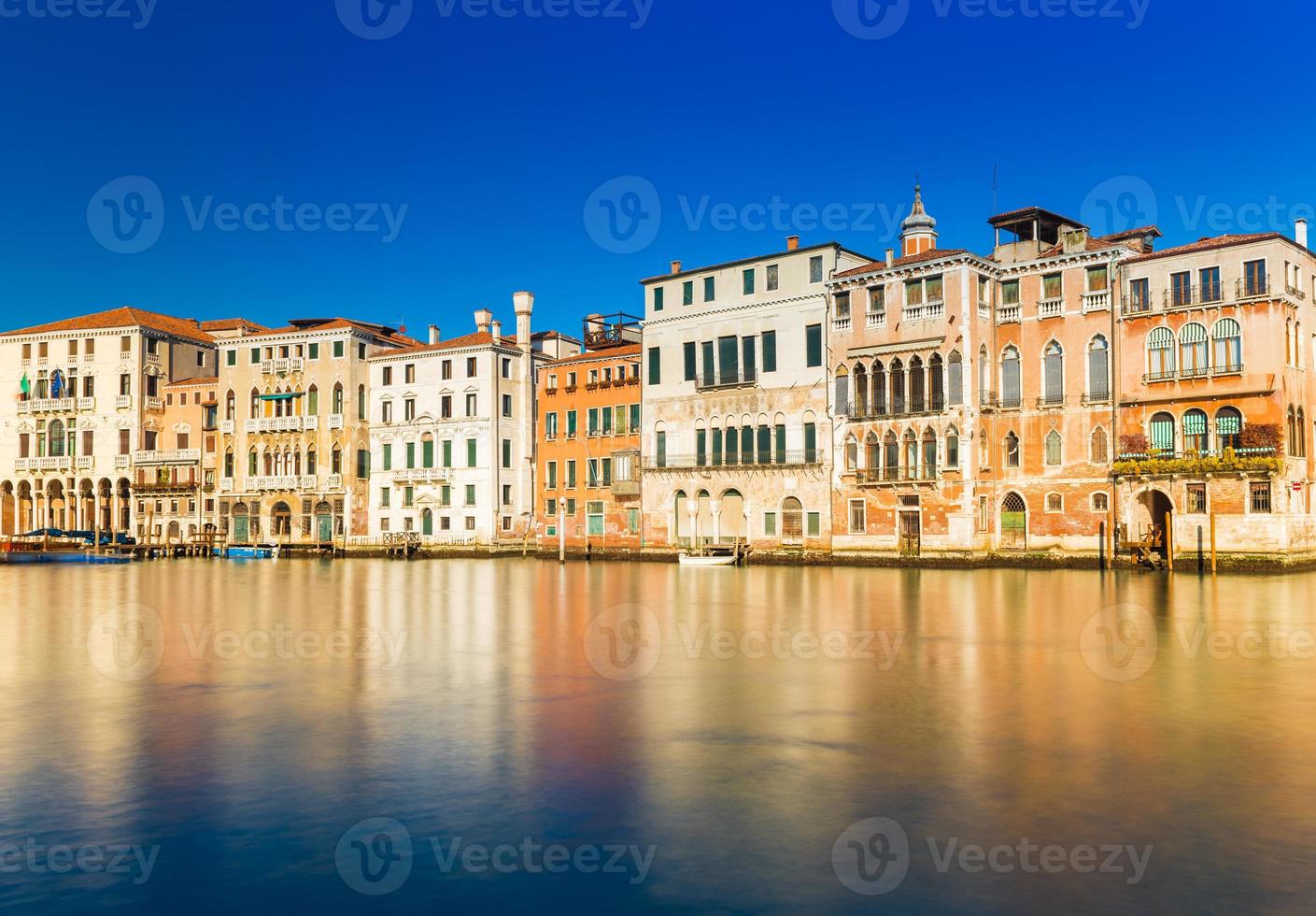 Venetië, Italië - oude huizen in de traditionele Venetiaanse architectuurstijl weerspiegeld in het grote kanaal van Venetië. foto met lange sluitertijd