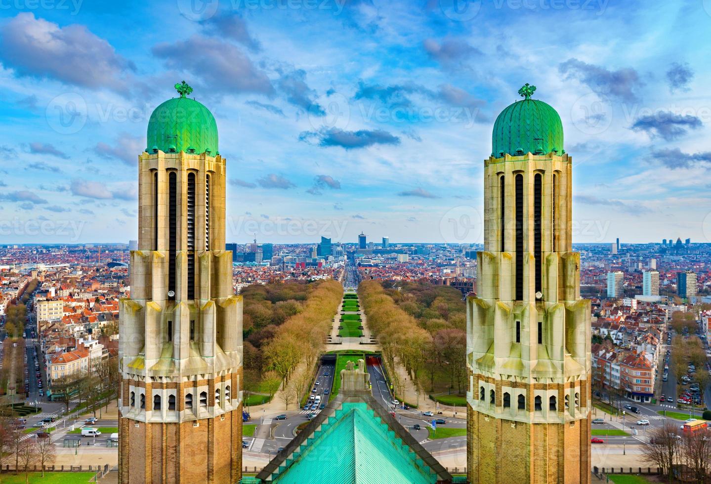 prachtig panorama van brussel - bruxelles gezien vanaf de nationale basiliek van het heilig hart, belgië foto