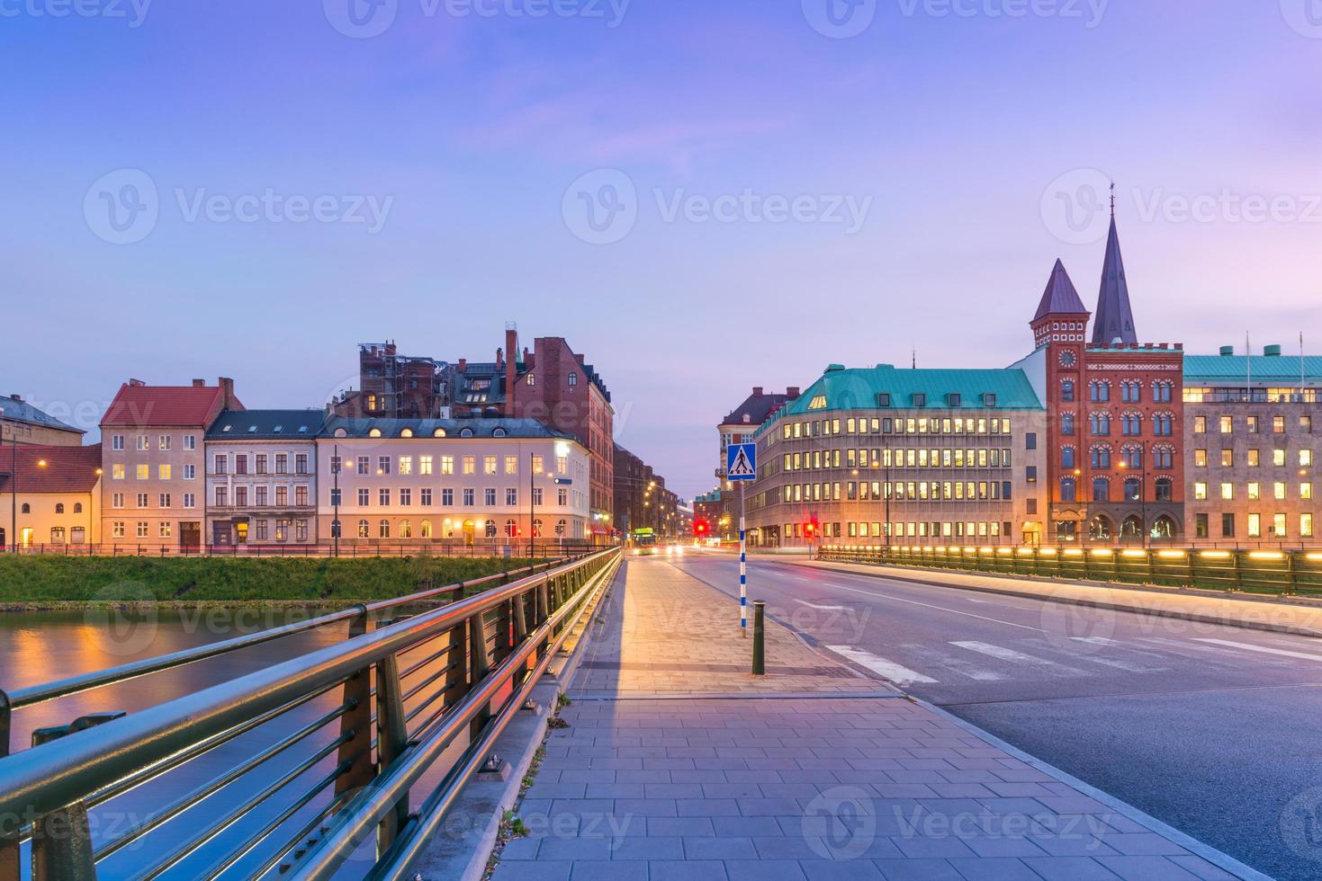 Malmo stadsgezicht bij de avond, zweden foto