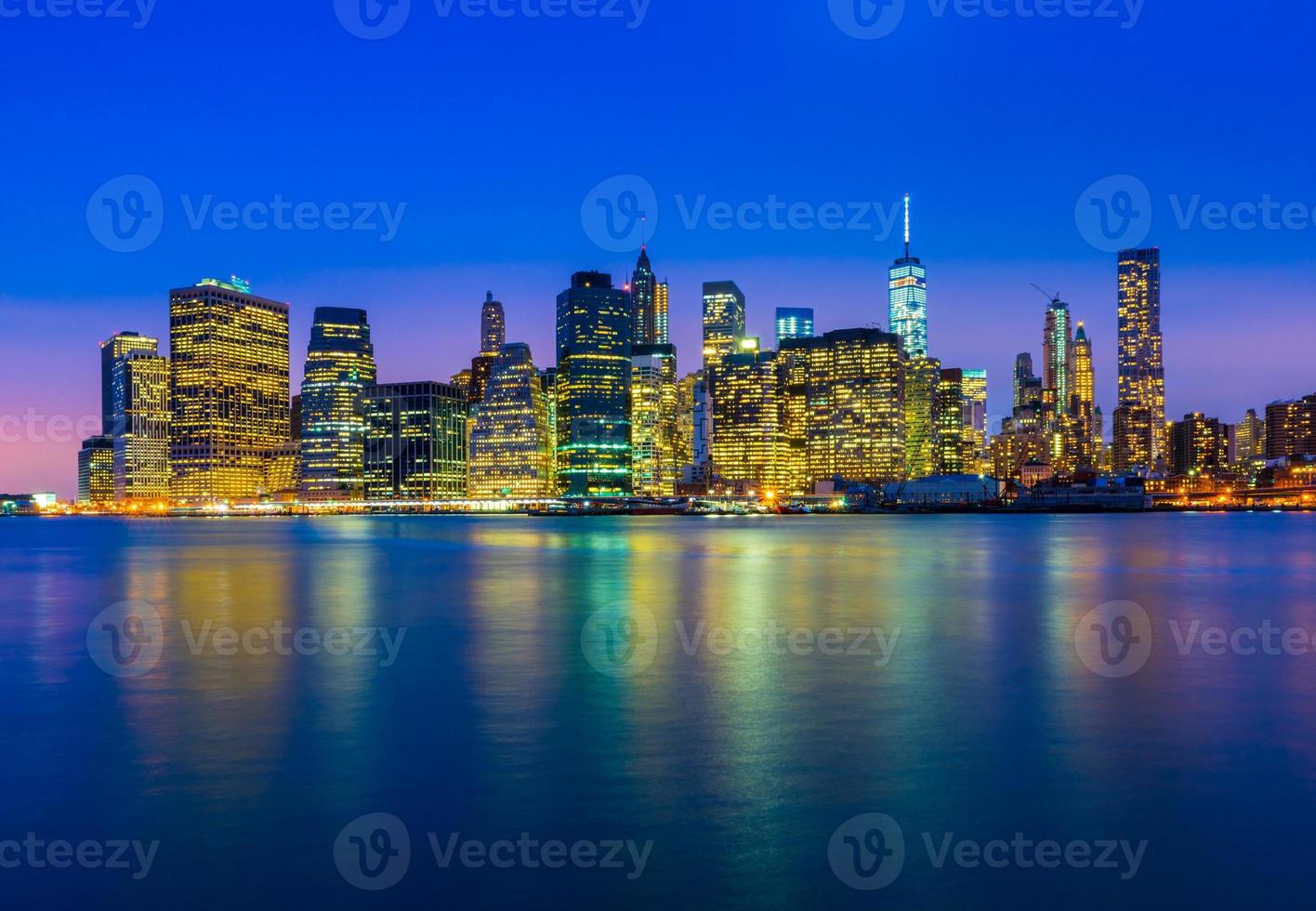 skyline van manhattan 's nachts. New York City - ny, Verenigde Staten. foto