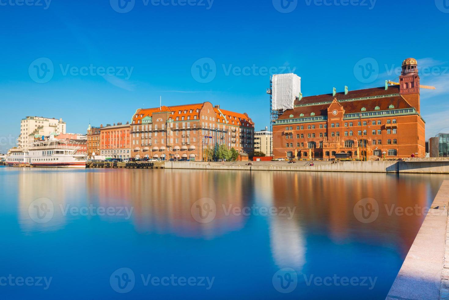 Malmo stadsgezicht weerspiegeld in water, zweden foto