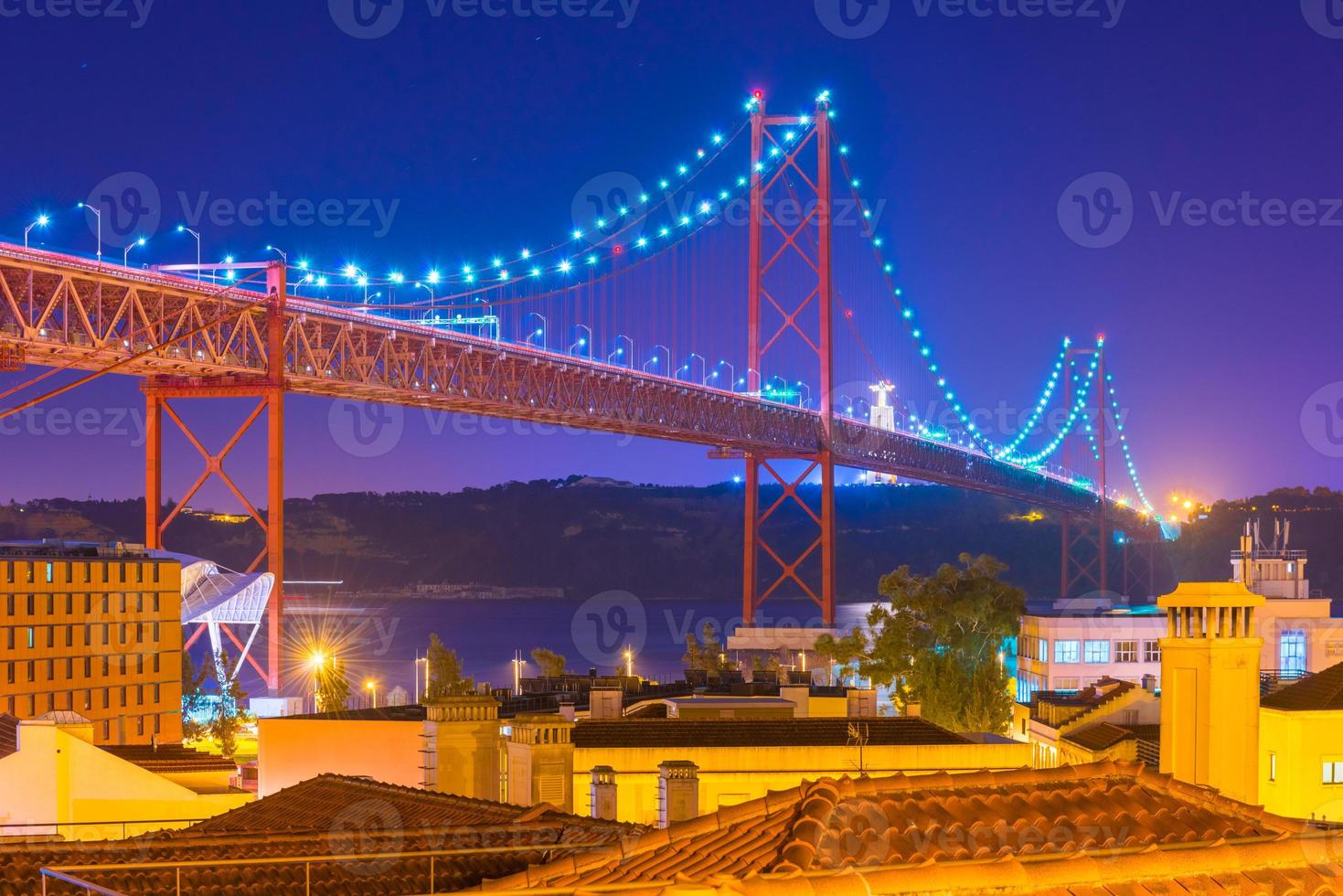 uitzicht op de brug van 25 april, ponte 25 de abril 's nachts, lissabon, portugal foto