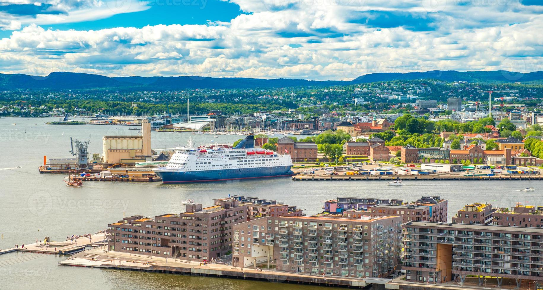 panoramisch uitzicht op de haven van oslo, noorwegen foto