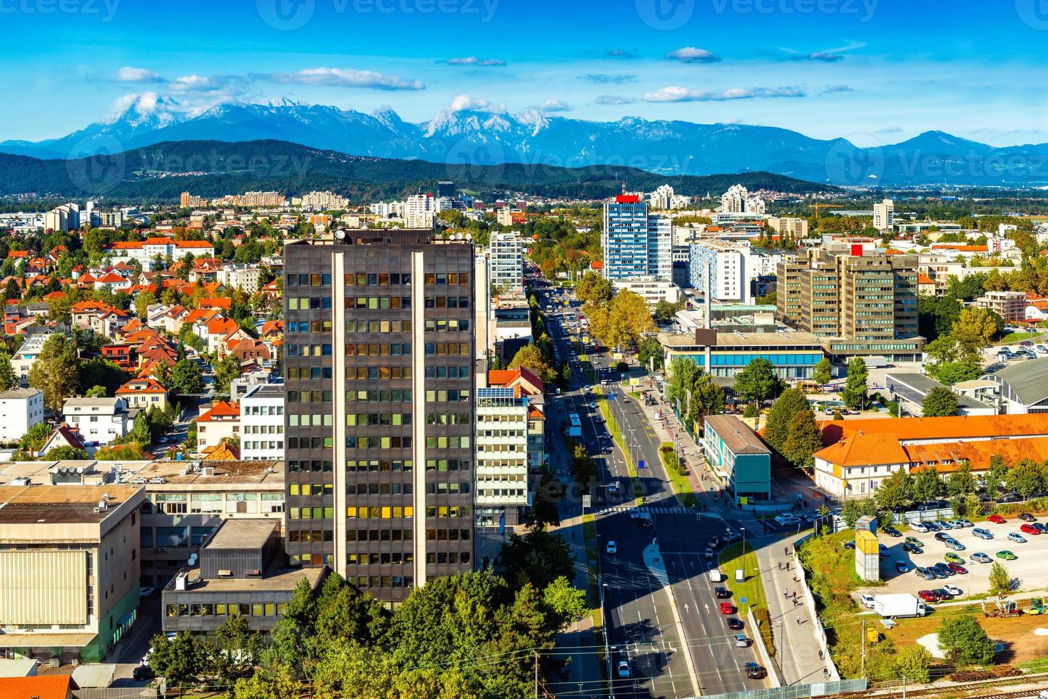 stadsgezicht van ljubljana met de prachtige Alpen op de achtergrond, slovenië foto