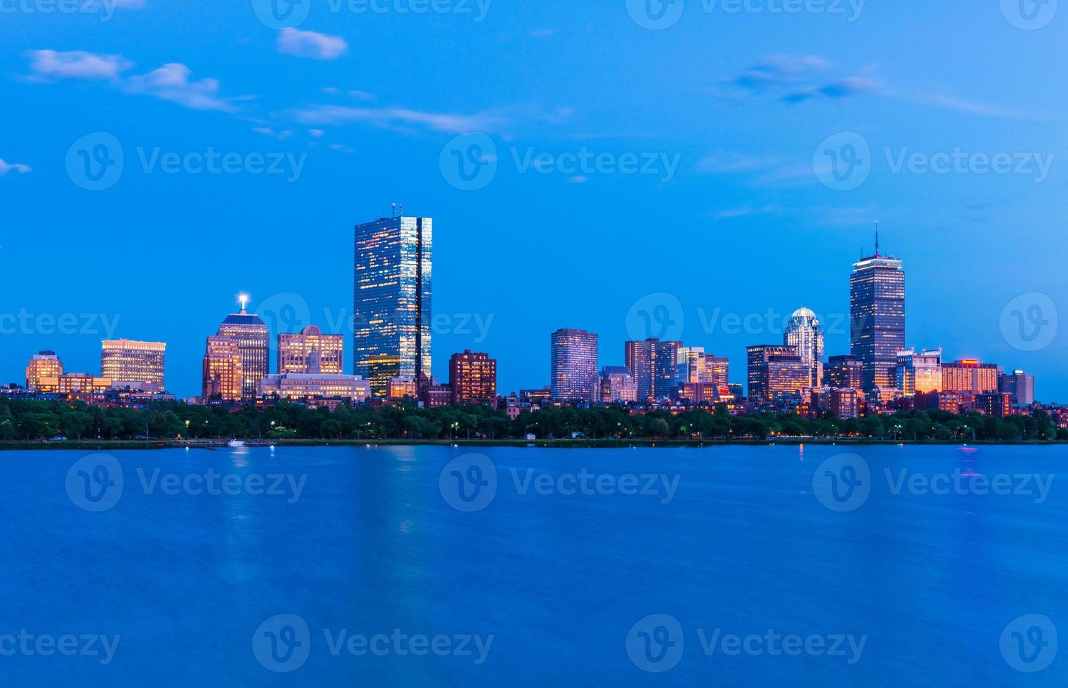 Boston stadsbeeld. panorama van achterbaai in de schemering. uitzicht vanaf cambridge over de charles river, massachusetts, usa foto