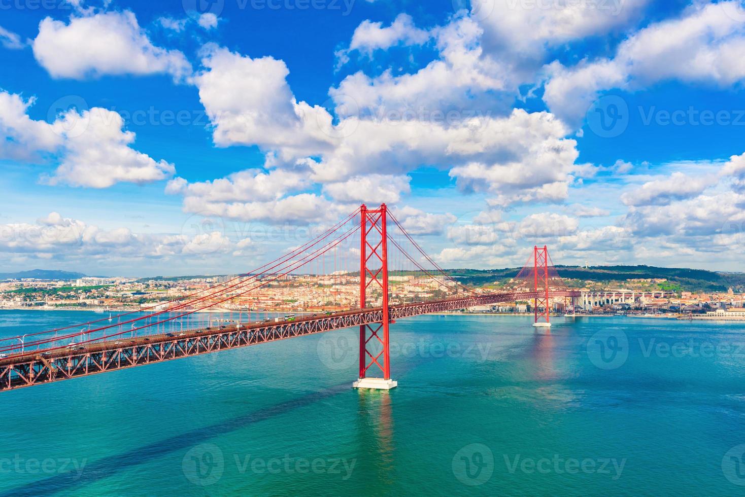 de 25 april-brug tussen lissabon en almada, portugal. een van de langste hangbruggen van europa foto