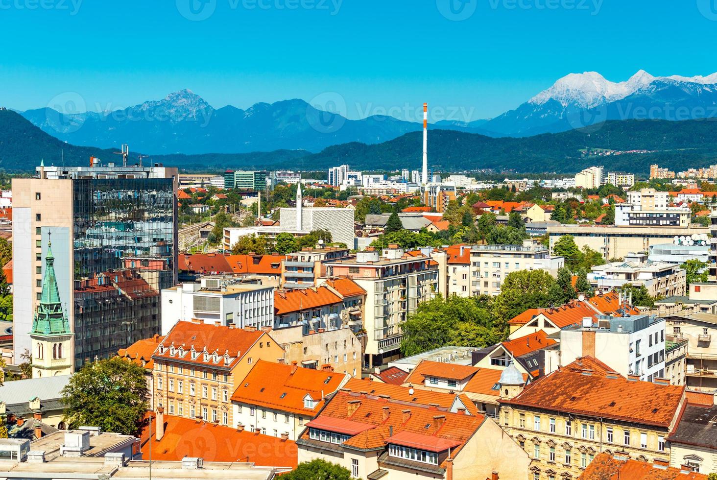 prachtige stadsgezicht van ljubljana, panoramisch uitzicht over de europese stad met bergen alpen op de achtergrond, slovenië foto