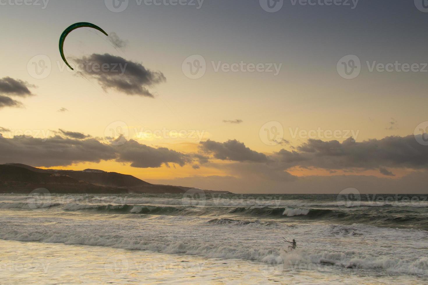 surfen op het strand van las canteras foto