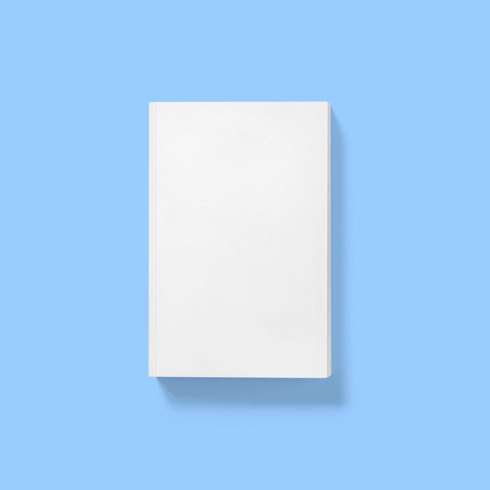 terug naar school concept, harde kaft blanco witte boek voorkant sluiten geïsoleerd op blauw. foto