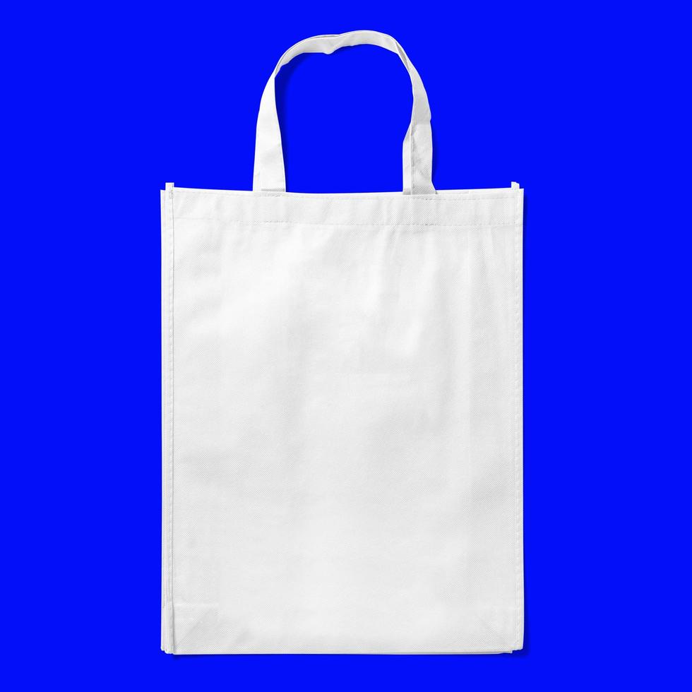 tote tas stof doek winkelen zak mockup geïsoleerd op blauwe achtergrond. foto