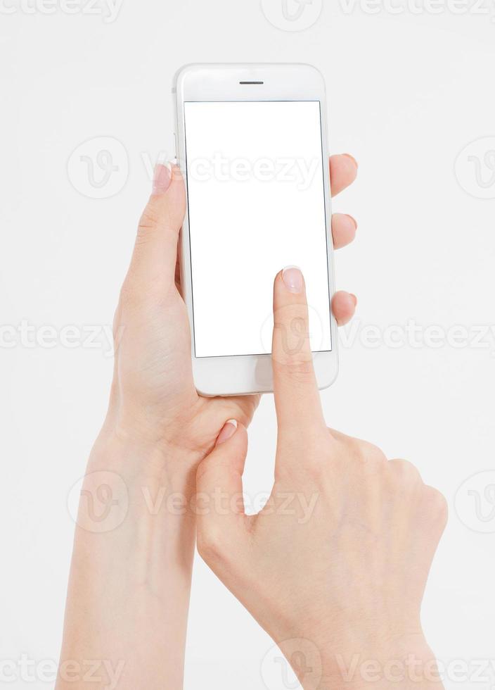 hand met witte mobiele telefoon geïsoleerd op wit uitknippad binnen. online winkelen. bovenaanzicht. spotten. ruimte kopiëren. sjabloon.blanco. foto