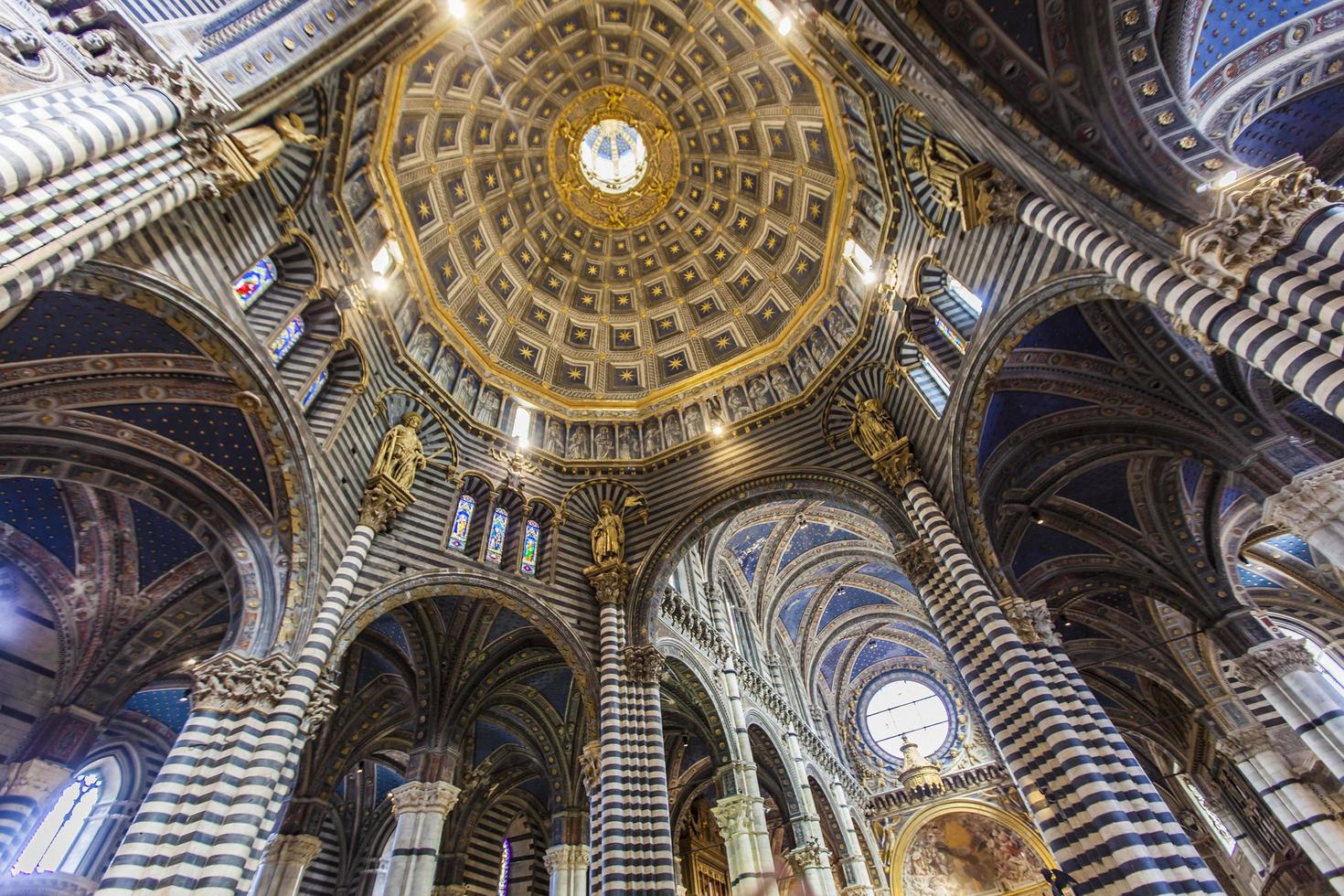 Siena, Italië, 21 september 2016 - detail van de kathedraal van Siena in Italië. siena kathedraal is een middeleeuwse kerk in italië, gewijd vanaf de vroegste dagen als een rooms-katholieke mariale kerk. foto