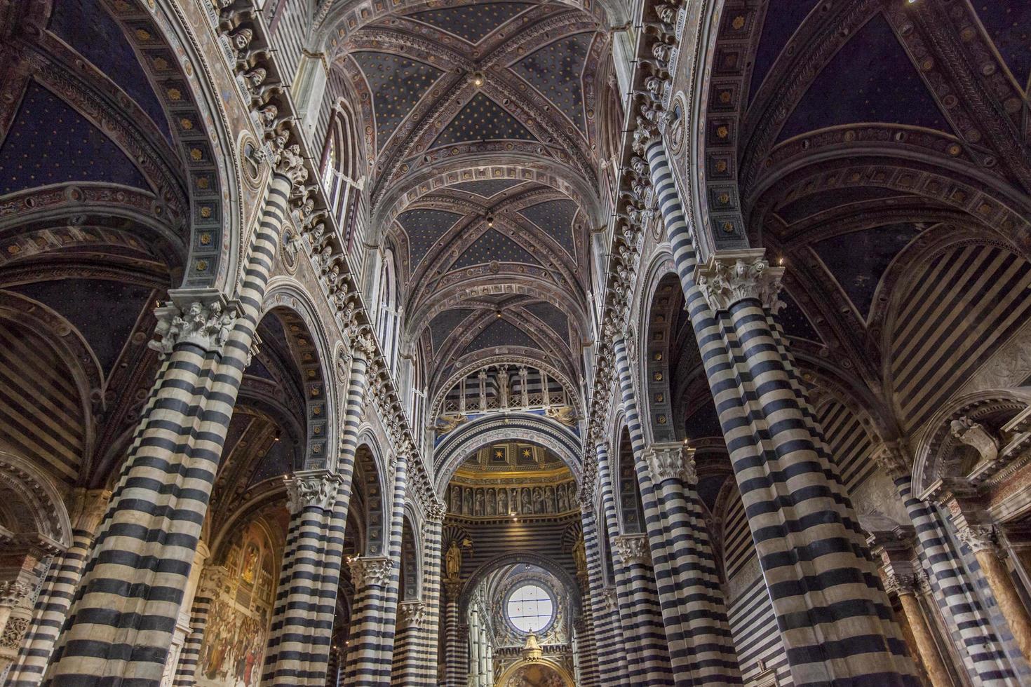 Siena, Italië, 21 september 2016 - detail van de kathedraal van Siena in Italië. siena kathedraal is een middeleeuwse kerk in italië, gewijd vanaf de vroegste dagen als een rooms-katholieke mariale kerk. foto