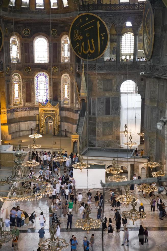 istanbul, turkije, 18 juni 2019 - niet-geïdentificeerde mensen in het interieur van hagia sophia in istanbul, turkije. bijna 500 jaar stond Hagia Sophia model voor vele andere Ottomaanse moskeeën. foto