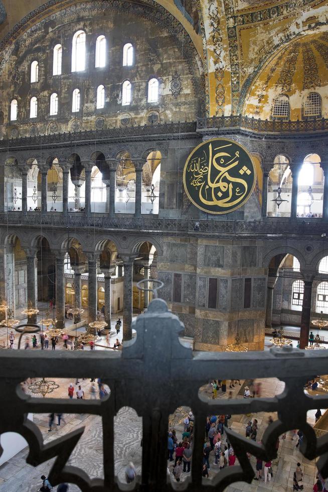 istanbul, turkije, 18 juni 2019 - niet-geïdentificeerde mensen in het interieur van hagia sophia in istanbul, turkije. bijna 500 jaar stond Hagia Sophia model voor vele andere Ottomaanse moskeeën. foto