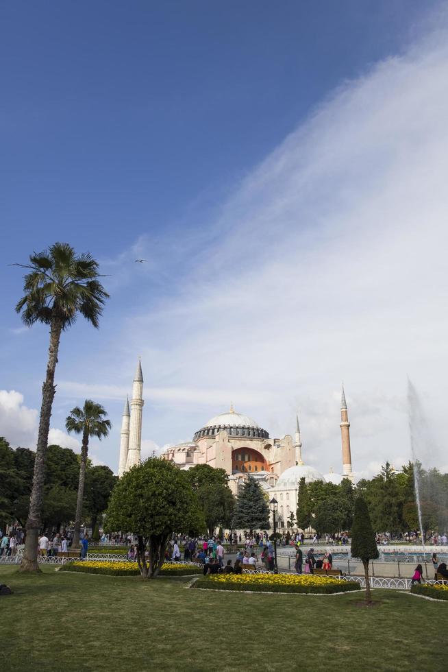 istanbul, turkije, 15 juni 2019 - niet-geïdentificeerde mensen voor hagia sophia in istanbul, turkije. bijna 500 jaar stond Hagia Sophia model voor vele andere Ottomaanse moskeeën. foto