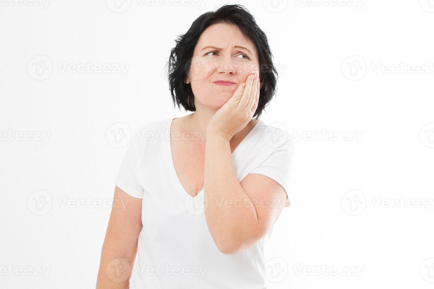 aantrekkelijke vrouw van in de veertig die met een pijnlijke uitdrukking op haar gekneusde wang drukt alsof ze vreselijke tandpijn heeft. vrouw van middelbare leeftijd met kiespijn kopieerruimte foto