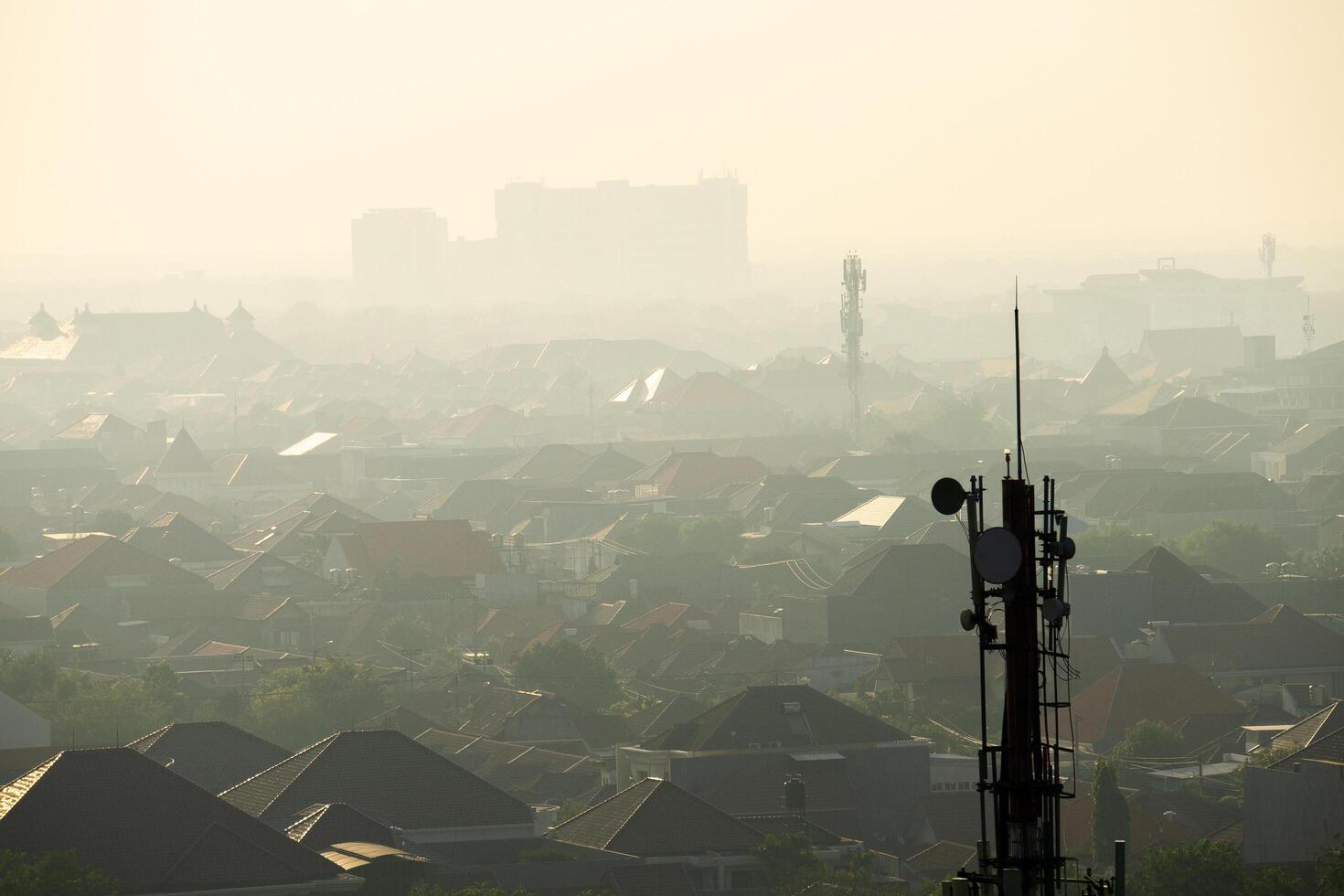 centrale zakenwijk van Surabaya met hoge torengebouwen foto