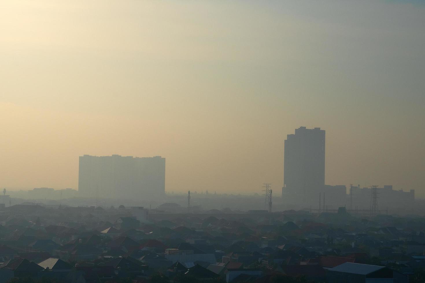 centrale zakenwijk van Surabaya met hoge torengebouwen foto