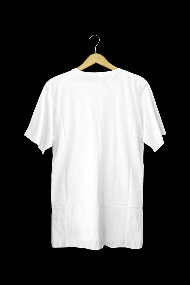witte t-shirts met korte mouwen voor mockups. effen t-shirt met zwarte achtergrond voor ontwerpvoorbeeld. t-shirt op hanger voor weergave. foto