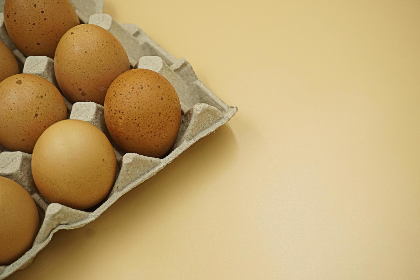 eieren in doos geïsoleerd op witte achtergrond foto