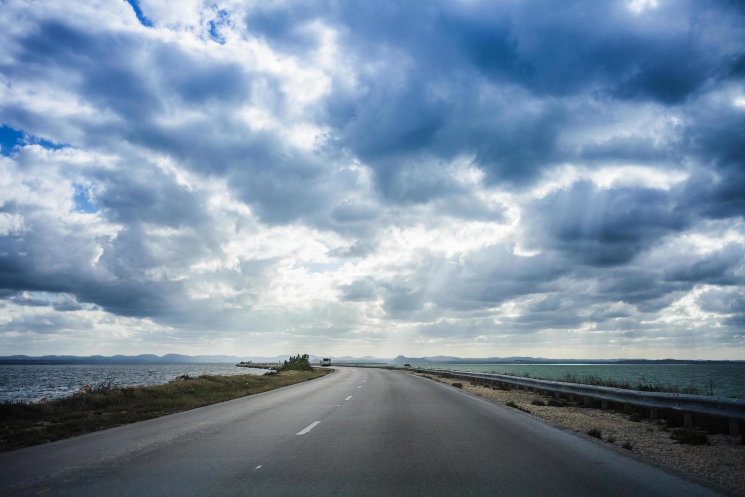 uitzicht op de 48 km lange verhoogde weg foto