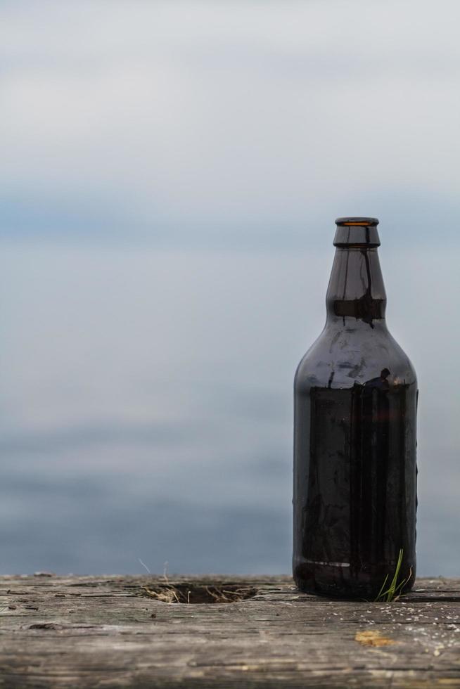 geopend flesje bier van 500 ml foto