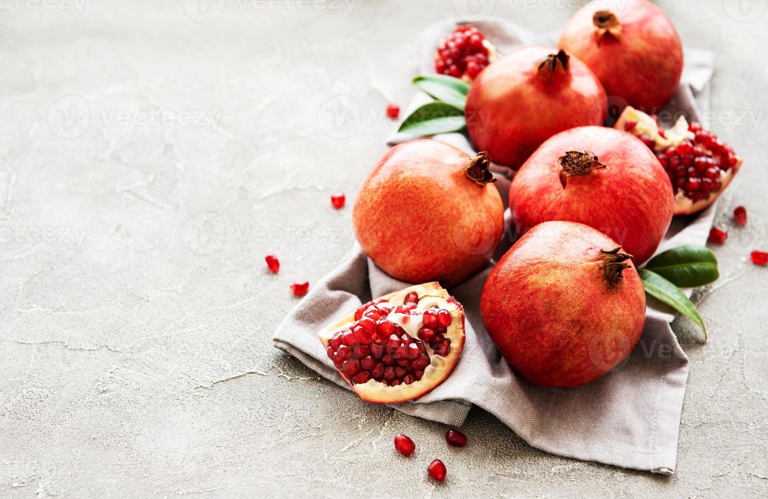 sappige en rijpe granaatappels foto