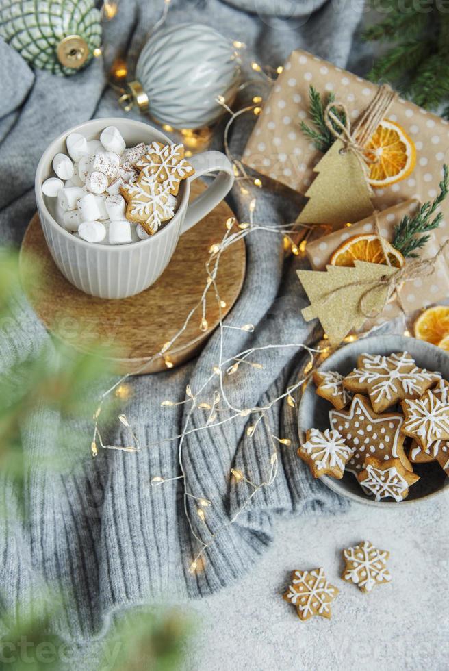 warme chocolademelk met marshmallows, warme gezellige kerstdrank foto