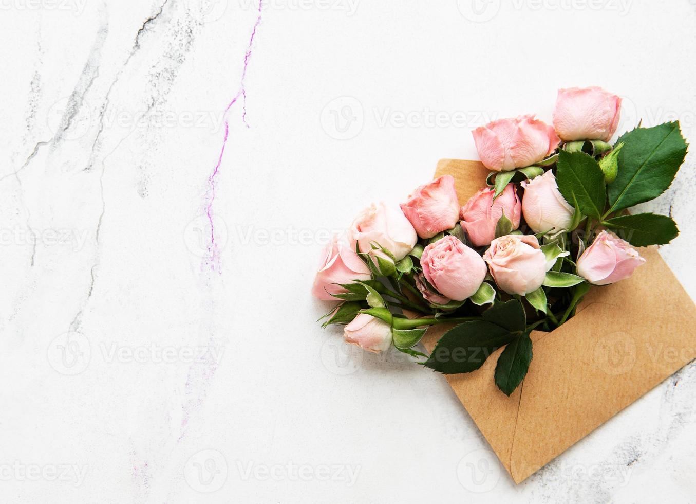 envelop en roze rozen foto