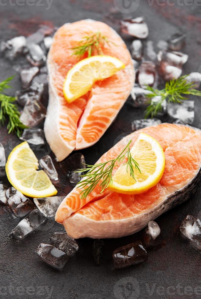 rauwe zalm steaks foto