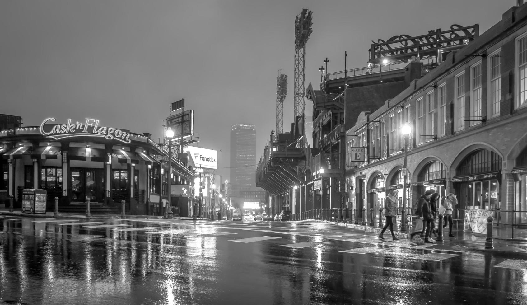 boston, massachusetts, 2021 - regenachtige natte lansdowne street in boston foto