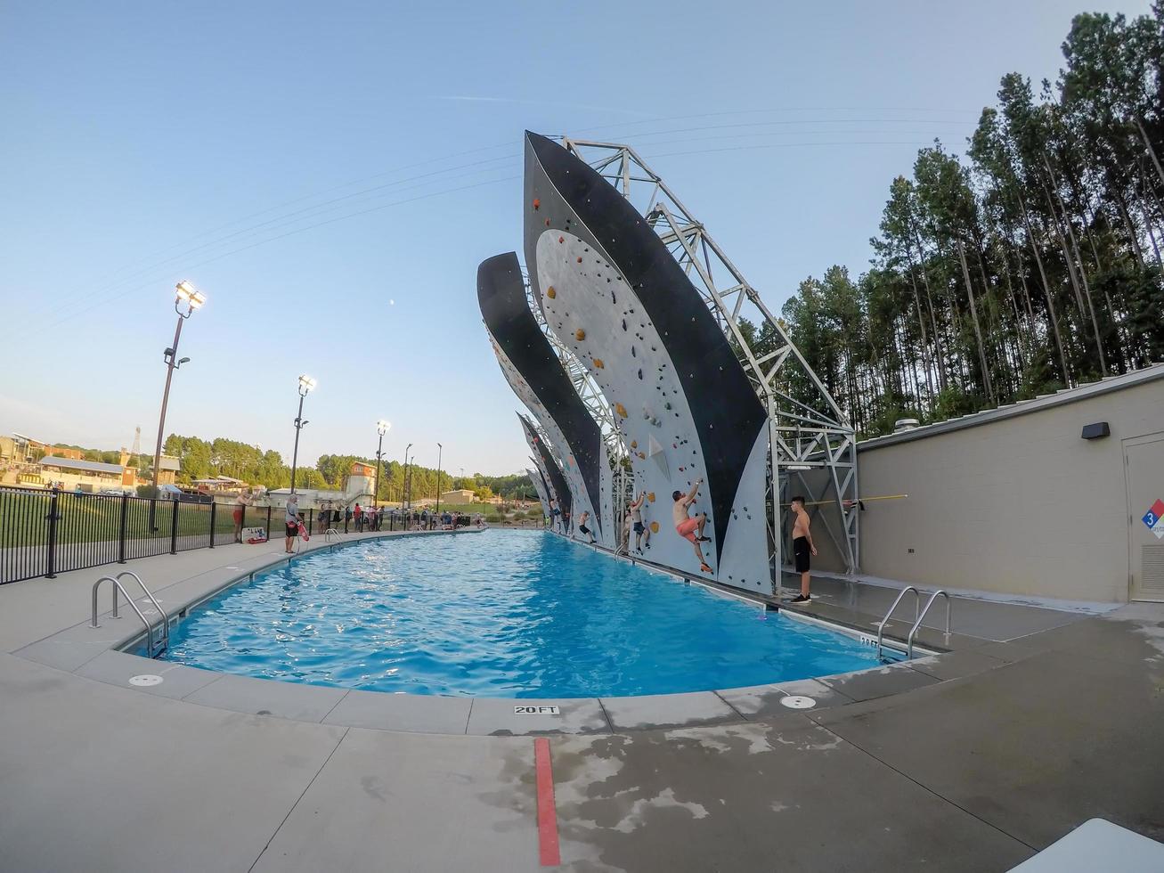 charlotte, nc, 2021 - muurklimmen over diep zwembad in nationaal centrum in charlotte foto
