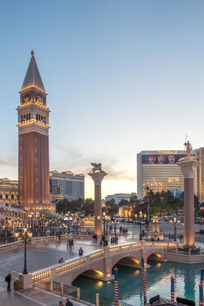 las vegas, nevada - avond stadslichten en uitzicht op de straat foto