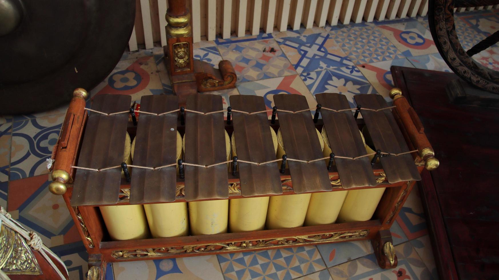 traditioneel muziekinstrument uit de Indonesische Javanen. de gamelanmuziek van Indonesië. een set Javaanse gamelan-muziekinstrumenten foto