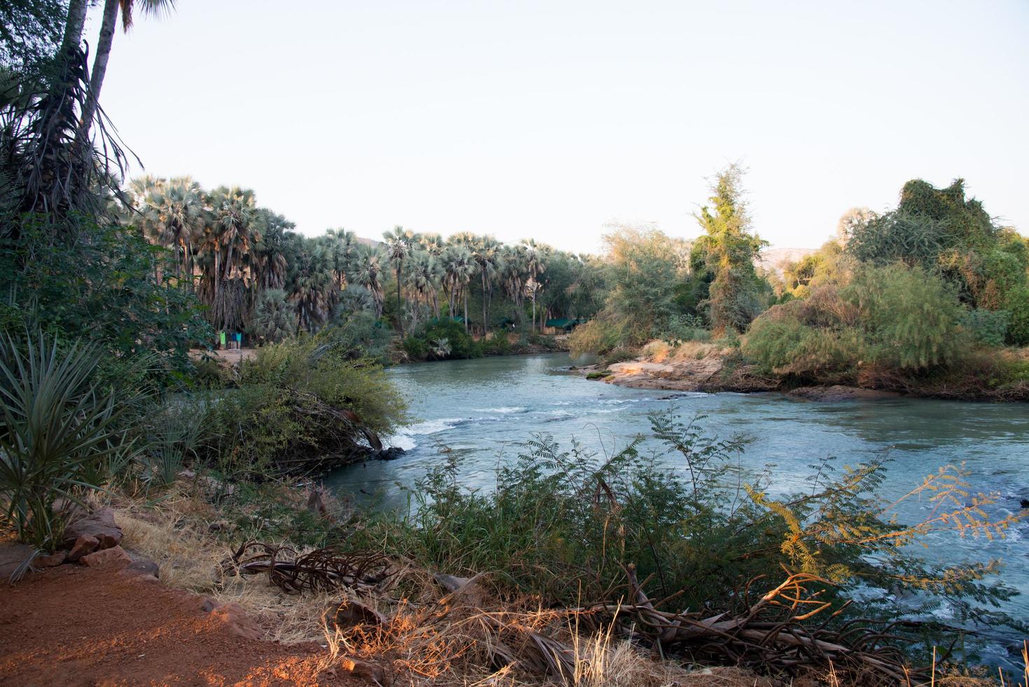 uitzicht op de rivier Kunene, in Namibië. zwemmen is niet toegestaan vanwege krokodillen, maar raften is toegestaan. avonturen reis. foto