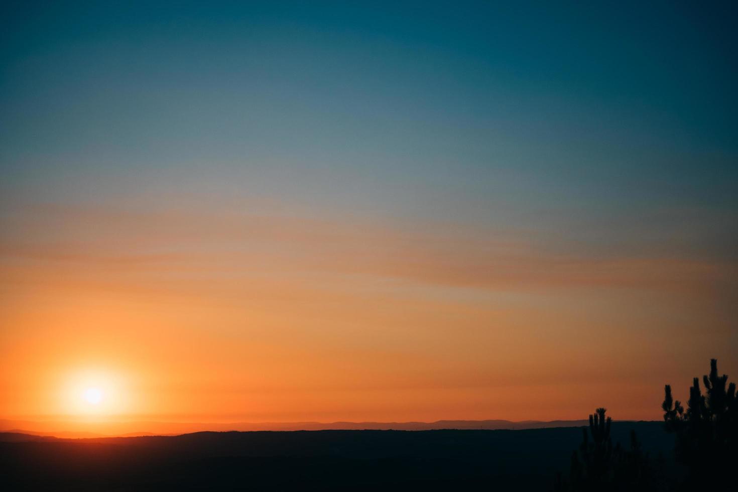 zonsondergang op de berg foto