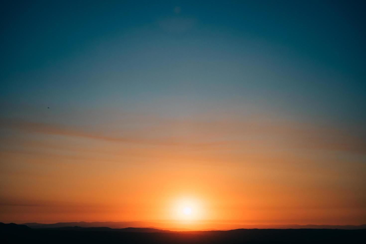 zonsondergang op de berg foto