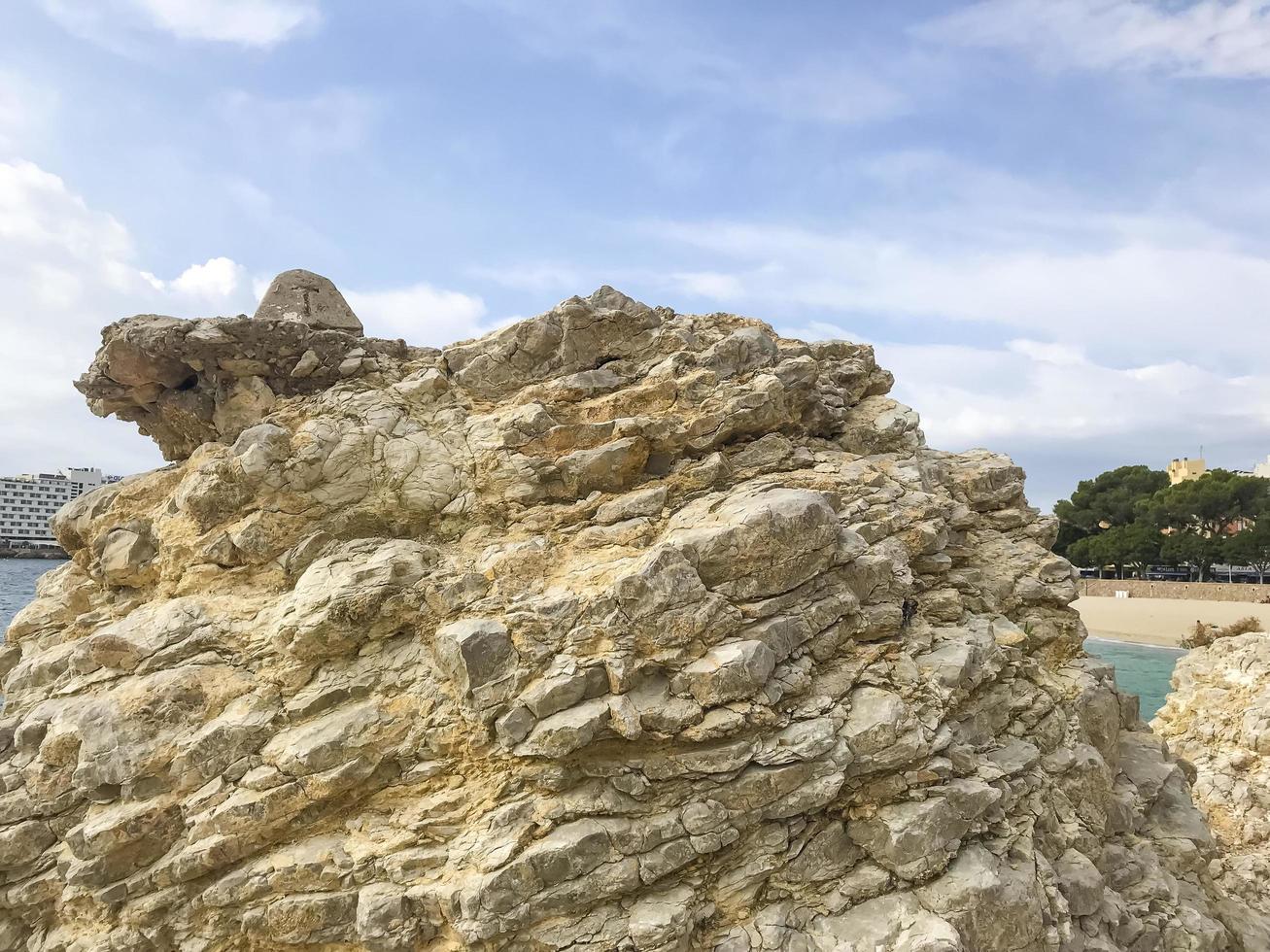 geologische rotsen, zeestenen aan de kust. foto