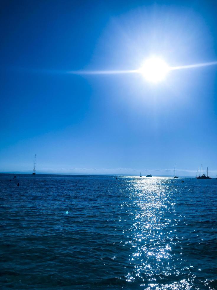 pad op het zeeoppervlak van de stralen van de ondergaande zon foto